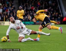 华体会体育网址-进球大战！联赛杯-吉滕斯造3球德拉普染红 切尔西4-3狼队晋级