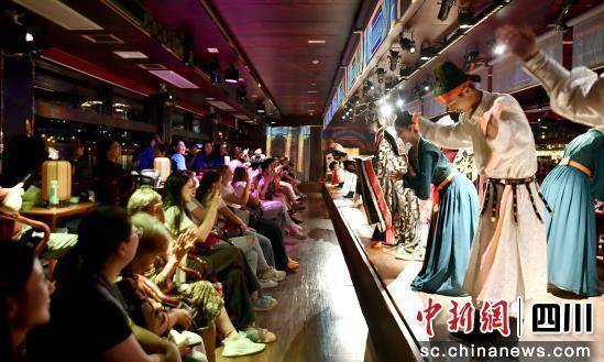 华体会HTH-广元邀请国际篮球队参赛人員(yuán)观看《凤起利州》演艺