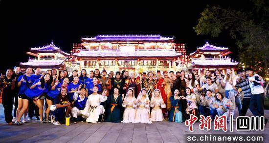 华体会HTH-广元邀请国际篮球队参赛人員(yuán)观看《凤起利州》演艺